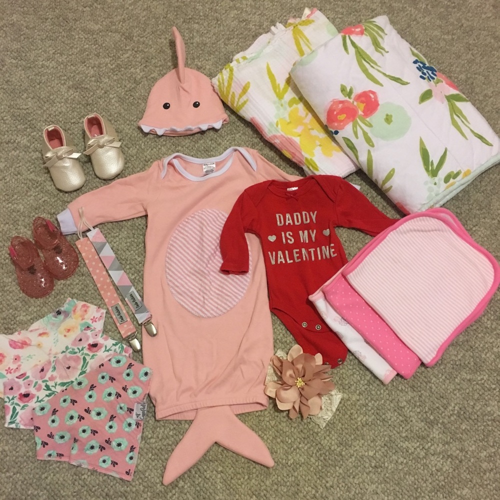 Bundle of baby clothes/items - Picture 2 of 2